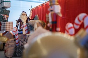 Père Noël en Normandie anime l'arbre de Noël de Supplyweb à Démouville