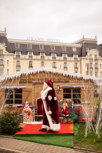 Père Noël en Normandie anime les jardins du Casino pour la ville de Cabourg